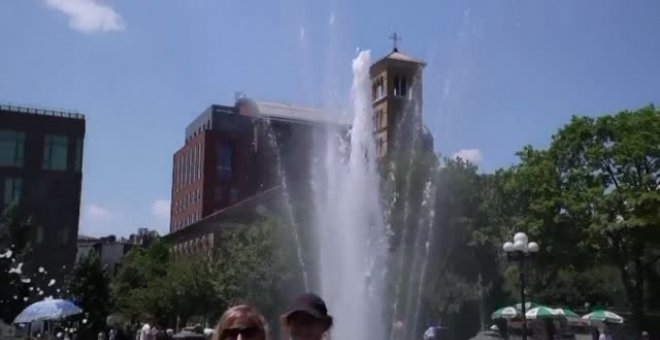 Los neoyorquinos se refrescan en las fuentes públicas durante la ola de calor extremo en Estados Unidos