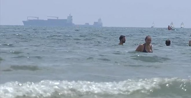 Atasco de barcos con contenedores en el puerto de Valencia