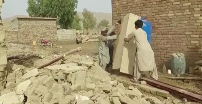 Familias desplazadas por las inundaciones en Pakistán aguardan la llegada de ayuda