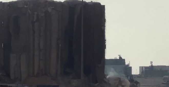 Una parte de los silos en el puerto de Líbano se derrumban tras un largo incendio