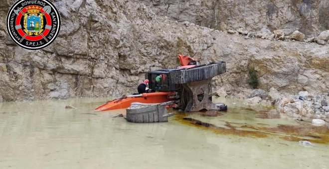 Rescatado un operario de pala excavadora atrapado tras un accidente en la cantera de Puente Arce