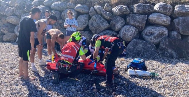 El helicóptero rescata a tres personas en la playa de Las Arenas de Pechón