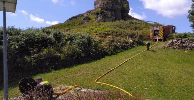 Los bomberos suministran agua ante la sequía