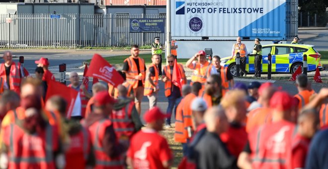 Los trabajadores del mayor puerto de mercancías del Reino Unido inician una huelga de ocho días