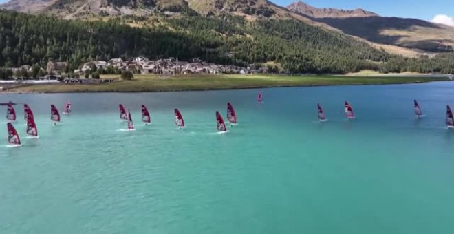 El lago Silvaplana acoge a más de 250 windsurfistas