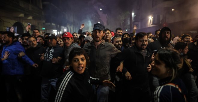 Los simpatizantes de Cristina Fernández se enfrentan a la Policía tras una vigilia en apoyo a la vicepresidenta argentina