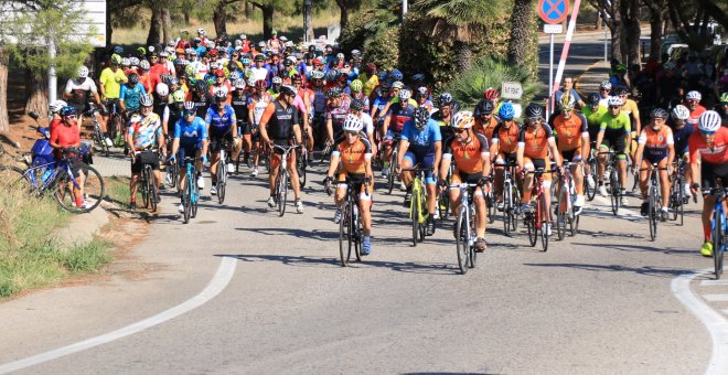 Centenars de persones homenatgen els ciclistes atropellats a Castellbisbal: "Estem cansats de tantes morts"