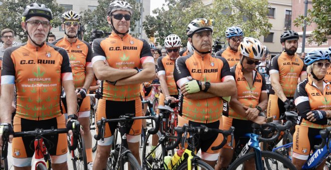 Milers de ciclistes recorren Rubí per homenatjar els morts a les carreteres i exigir més seguretat