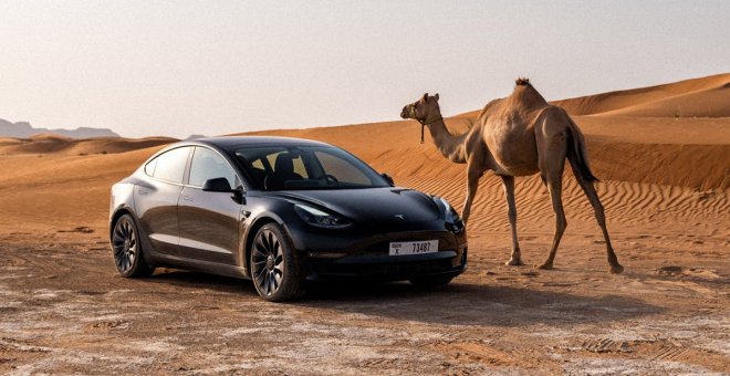 Tesla realiza pruebas de durabilidad de sus coches eléctricos en pleno desierto