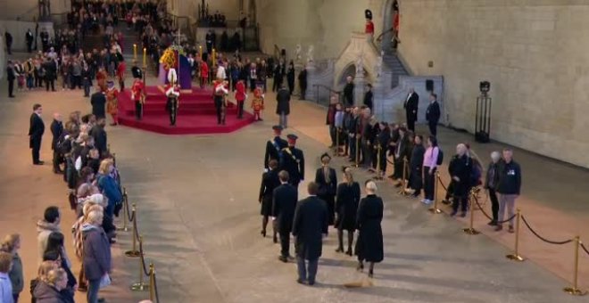 Los nietos de Isabel II velan su cuerpo en Westminster