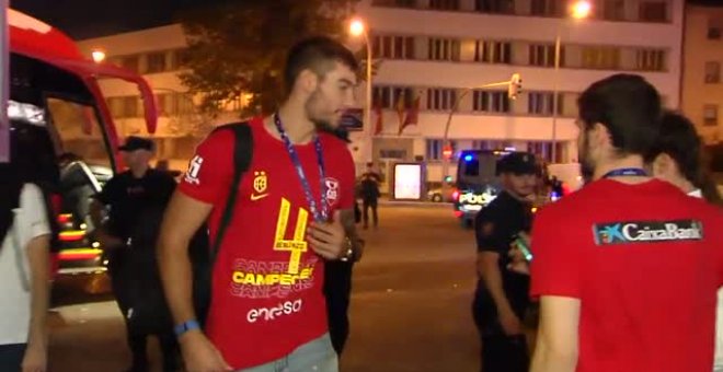 Los jugadores de la Selección Española de Baloncesto siguen celebrando su victoria