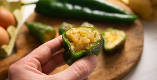 Pato confinado - Receta de pimientos verdes rellenos de tortilla de patatas