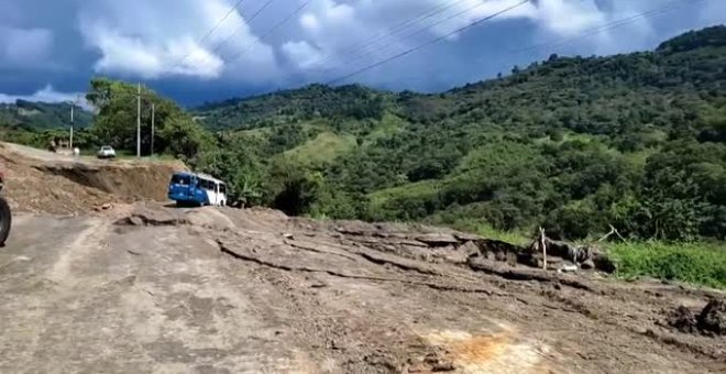 El derrumbe de una carretera en Honduras arrastra colina abajo un autobús