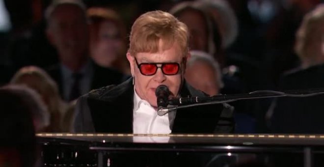 Biden concede a Elton John la Medalla Nacional de Humanidades