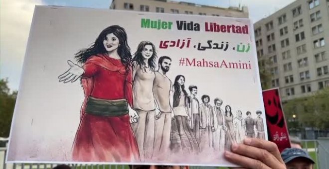 Protesta feminista en Chile para denunciar la muerte de la mujer iraní detenida por la Policía por llevar mal puesto el hiyab