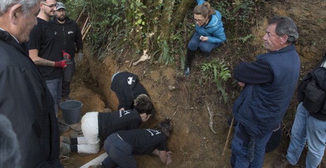 Concluye la exhumación que había sido paralizada en Piloña por la policía