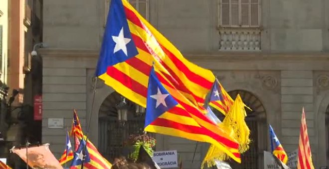 La ANC levanta un muro de urnas simbólico por la independencia en el aniversario del 1-O