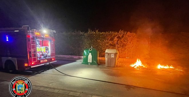 Un incendio quema dos contenedores y causa daños en un coche esta madrugada en Santander