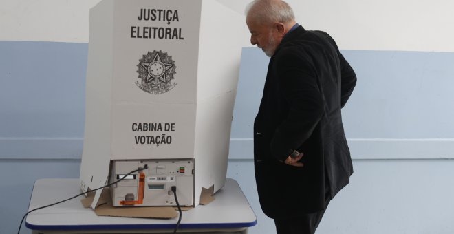 Los brasileños votan en unas elecciones en las que Lula insta a recuperar "el derecho de ser feliz"