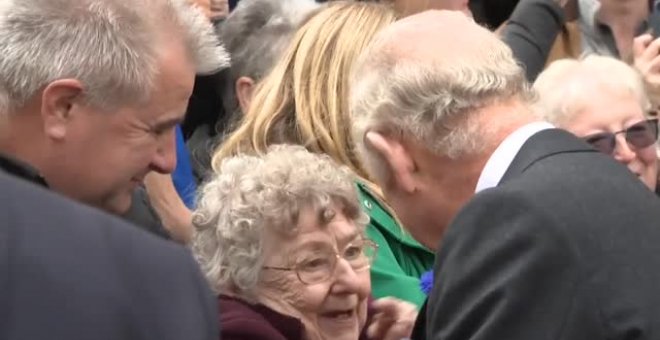 Carlos III y Camilla visitan Dunfermline por primera vez tras el fin del luto real