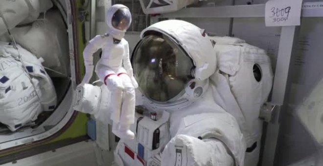 Samantha Cristoforetti y su muñeca Barbie vuelan al espacio
