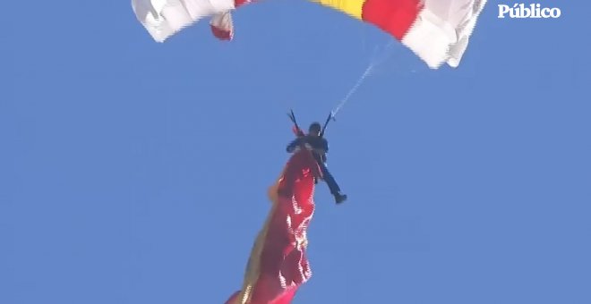 Nuevo incidente en el desfile del 12-O: a un paracaidista se le enrolla la bandera de España en la pierna