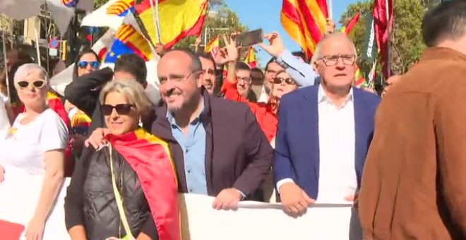 Multitudinaria manifestación por las calles de Barcelona para celebrar la Hispanidad