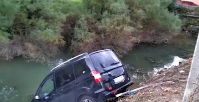 Un vehículo cae a un arroyo en Gama con una anciana en su interior, que resulta ilesa