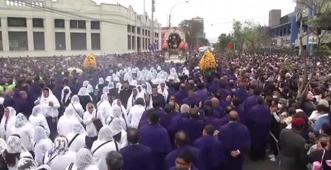 Miles de peruanos rinden homenaje al Señor de los Milagros