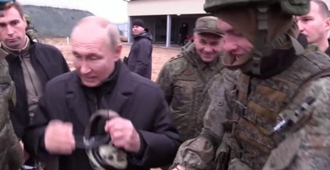 Putin dispara con un rifle en un campo de entrenamiento militar