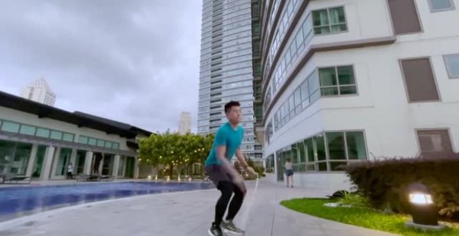 Ryan Alonzo salta su camino a ganar dos Guinness World Récords