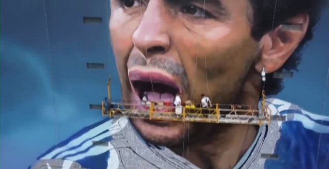 Un artista argentino pinta un mural gigante de Maradona en Buenos Aires