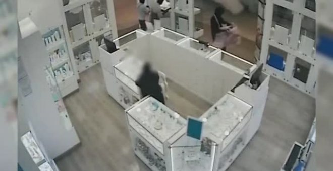 Las imágenes del brutal atraco en una joyería del centro comercial La Gavia