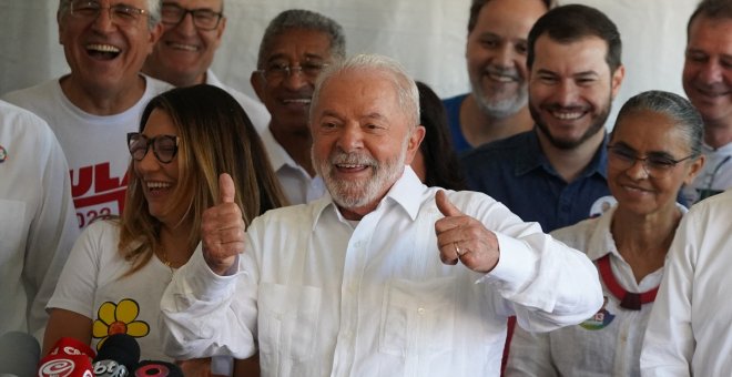 Los brasileños votan en una elección muy igualada y Lula insta a que el "pueblo defina el modelo de vida" que quiere