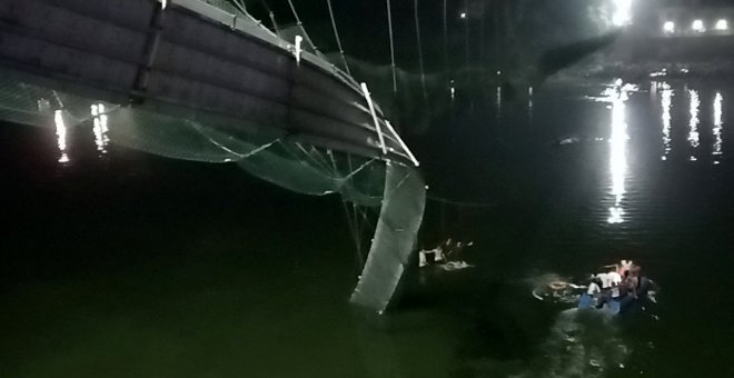 Al menos 141 muertos por el derrumbe de un puente colgante en la India