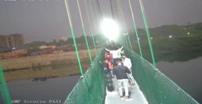 Una cámara de seguridad graba en directo el momento del derrumbe de un puente en India que ha causado la muerte a 134 personas