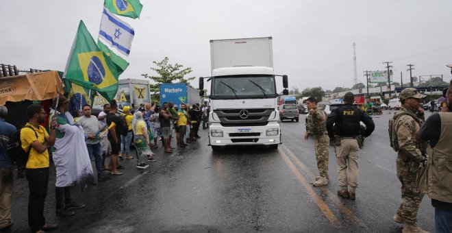 Bolsonaro mantiene su silencio mientras los camioneros piden un golpe contra Lula