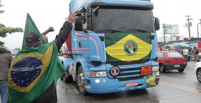 Se levantan los bloqueos de camioneros en Brasil, pero los bolsonaristas siguen sin reconocer la derrota