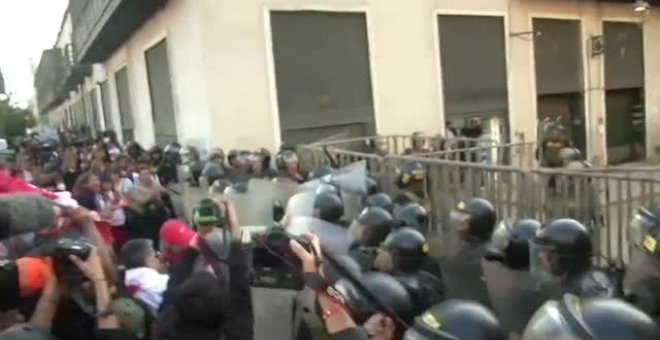 'Castillo fuera': Manifestantes antigubernamentales se enfrentan a la Policía peruana