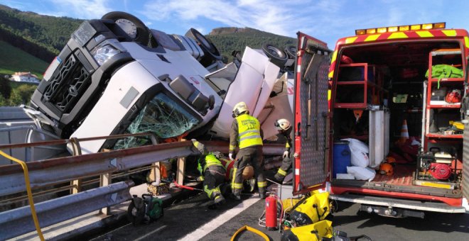 Fallece el conductor de un camión cisterna tras volcar en la A-8 a la altura de Ontón