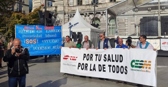 Los sanitarios se manifiestan ante el Ayuntamiento "por tu salud, por la de todos"