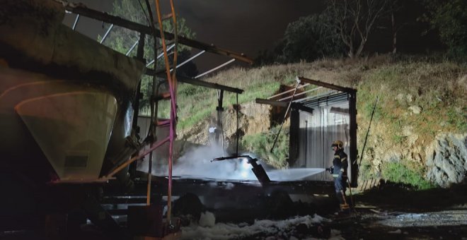 Seis camiones sufren daños por el incendio en una explanada de una empresa de transporte