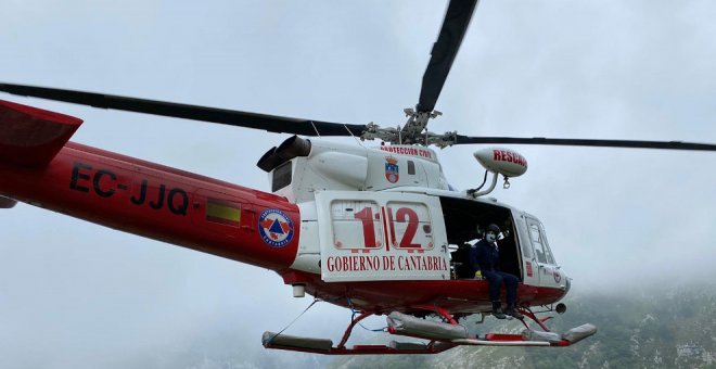 Seis vehículos y 13 personas rescatan a un senderista perdido en Miera durante esta noche