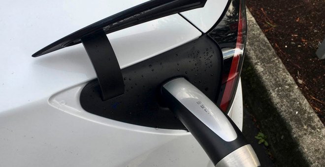 Tesla complica la estandarización de la recarga: ofrece su cargador como alternativa al CCS