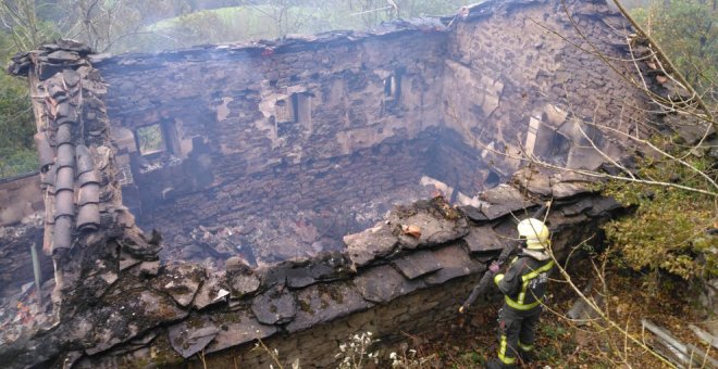 El fuego calcina una cabaña en Vega de Pas