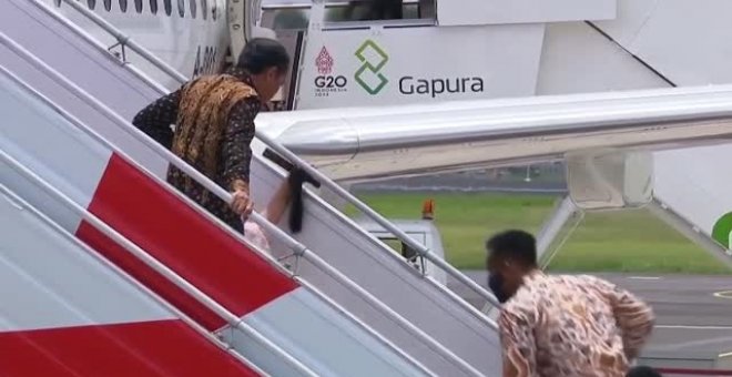 La primera dama de Indonesia se cae al salir del avión a su llegada al G20