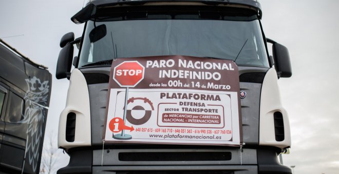 El primer día de paro de camioneros empieza con alguna incidencia como el incendio de neumáticos o pinchazos