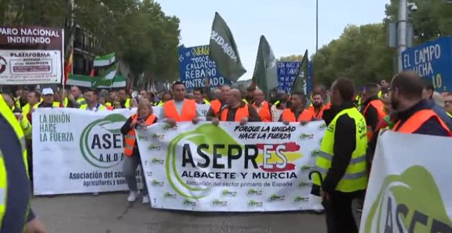 Los transportistas inician en el centro de Madrid su paro indefinido con una multitudinaria manifestación