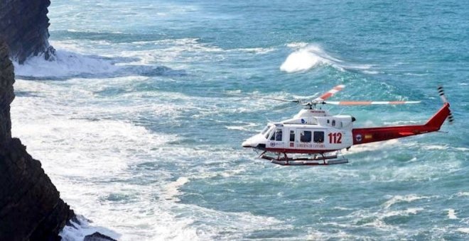 El helicóptero de Salvamento Marítimo continúa con la búsqueda del joven desaparecido