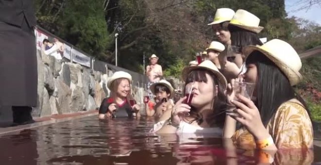 Japoneses se bañan en piscinas de vino de Beaujolais Nouveau